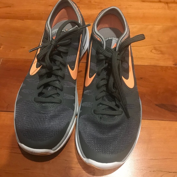 Women’s Nike Sneakers - Picture 3 of 7